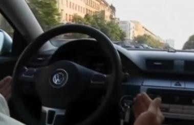 VIDEO. Masina fara pilot, care opreste la semafor si da prioritate pietonilor sau altor autoturisme