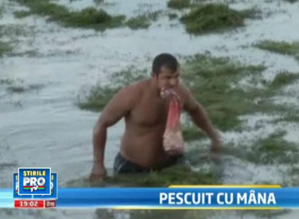 Imaginea saraciei in Romania. Zeci de argeseni s-au napustit in namol dupa peste. VIDEO