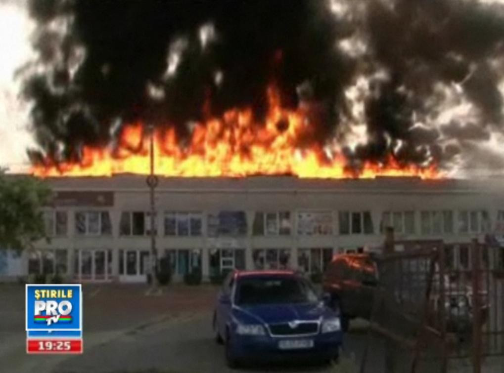 Incendiul din Baia Mare a topit pana si vopseaua de pe masinile parcate in zona. VIDEO