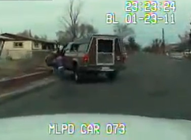 VIDEO. O femeie se calca singura cu masina, in timp ce fuge de politisti. Bonus - 1 an de inchisoare