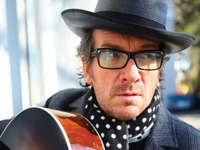 Ultimele bilete promotionale la concertul lui Elvis Costello