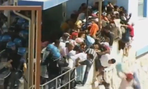 Proteste violente intre imigrantii tunisieni si fortele de ordine italiene. O persoana, in coma