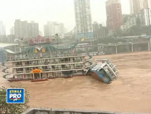 Momentul in care un vapor-restaurant se scufunda in doar cateva secunde. VIDEO