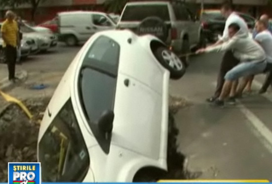 Capcana in asfalt. O alta soferita a cazut intr-o groapa de 2 metri a RADET. Ce risca institutia