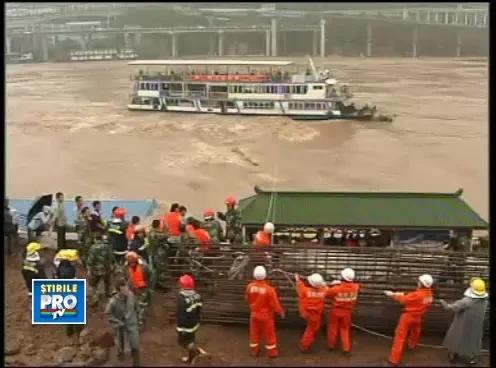 Imaginea zilei: Momentul in care un vapor-restaurant se scufunda in doar cateva secunde