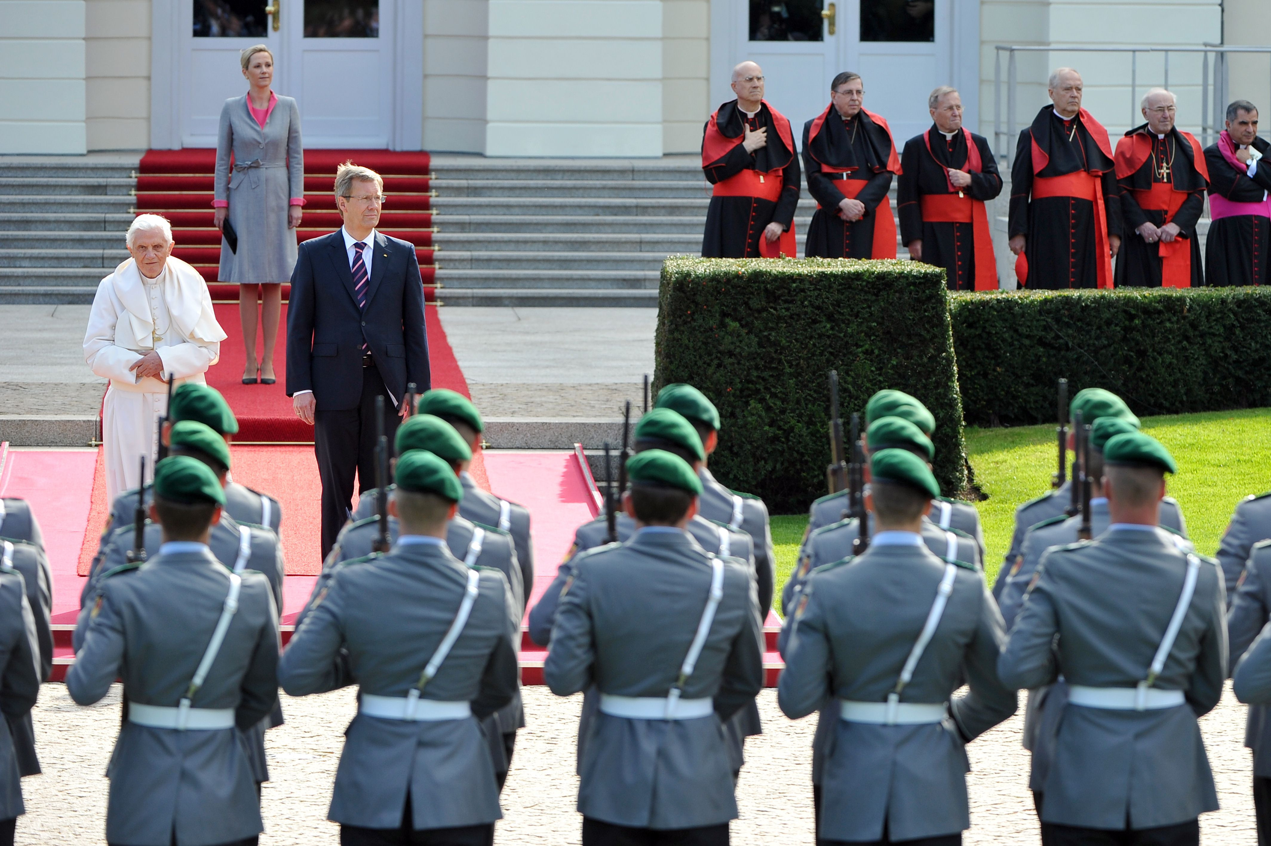 "Benedict, pleaca acasa!" Cum a fost Papa Benedict intampinat la Berlin de homosexuali si atei