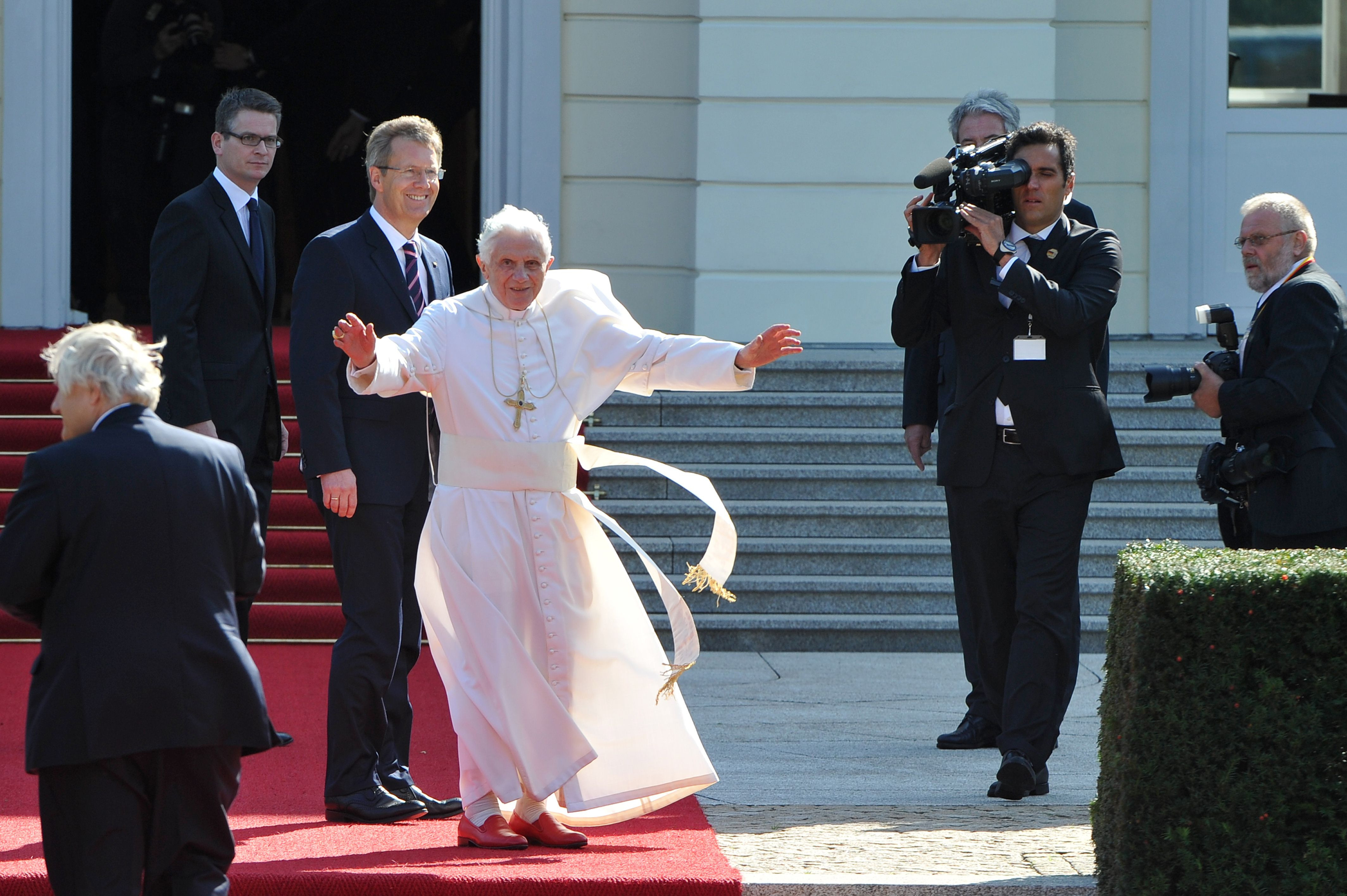 Vatican: Barbatul retinut de politia germana dupa ce a deschis focul nu are nicio legatura cu Papa