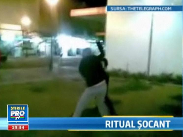 IMAGINI SOCANTE. Minore puse sa se bata intre ele in cursul unui ritual salbatic de initiere