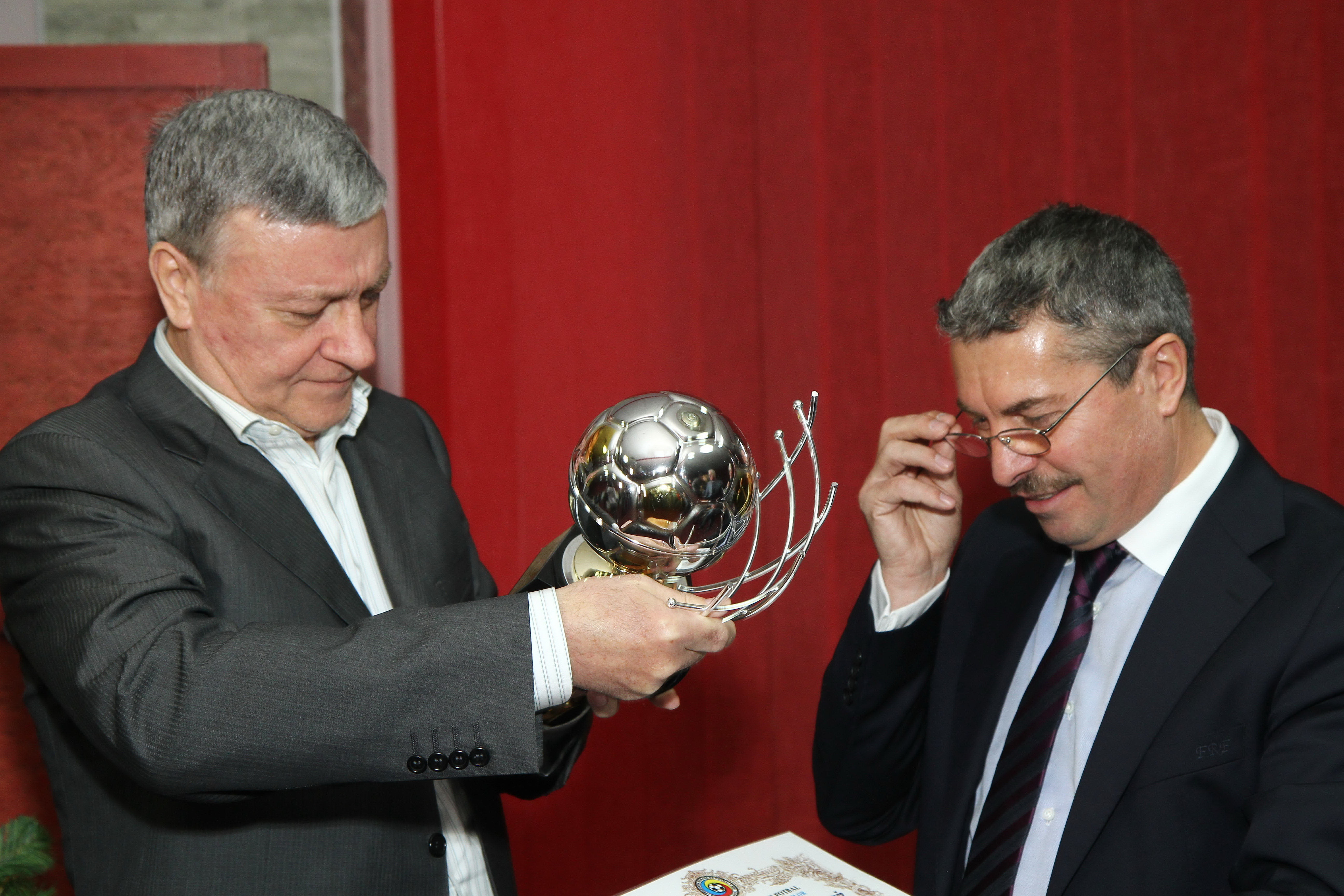 De ce crede Mircea Sandu ca seful arbitrilor n-a luat mita: "E un sot protector si un bun dansator"