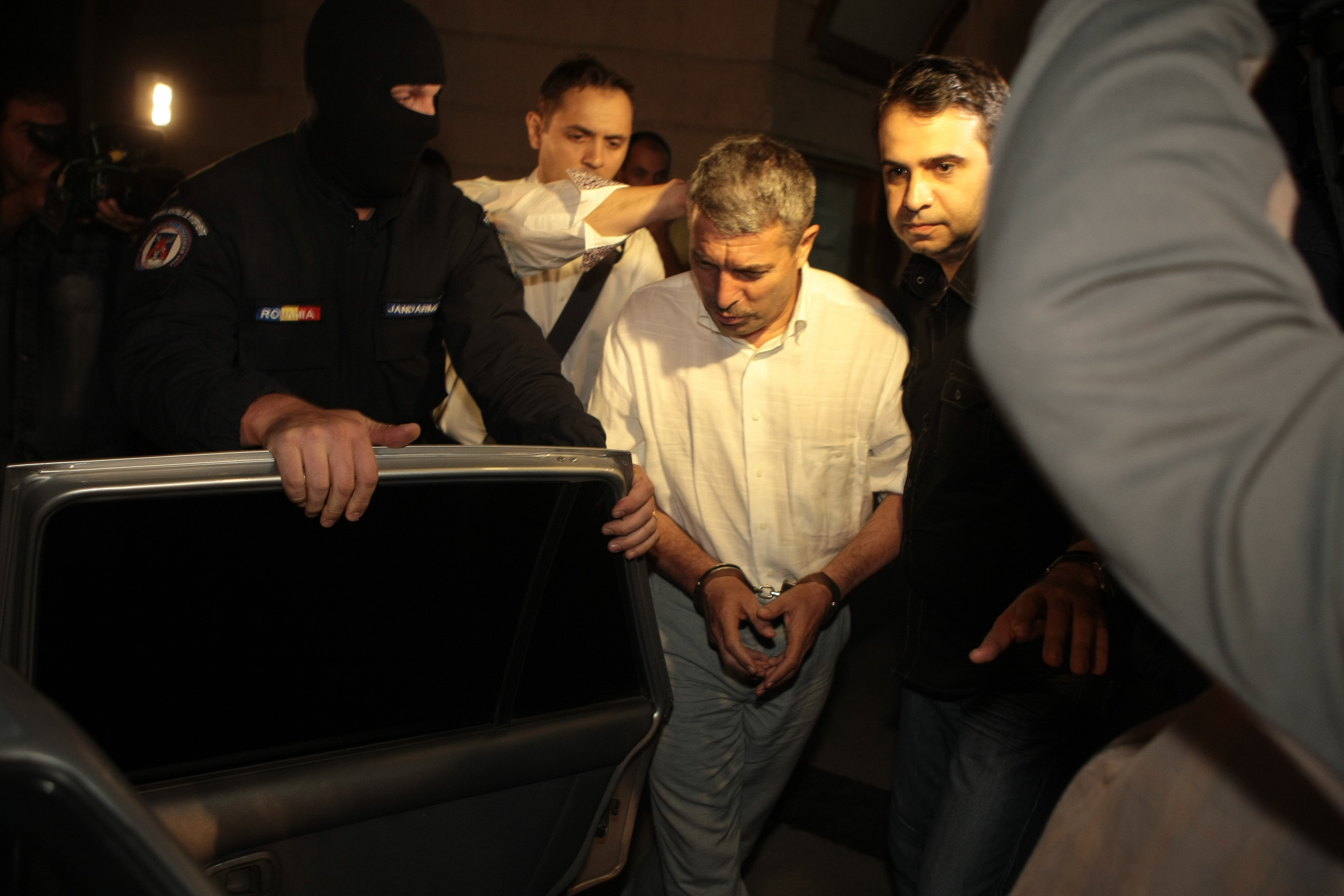 Vasile Avram si omul de afaceri Sorin Terbea au parasit sediul DNA cu catuse la maini