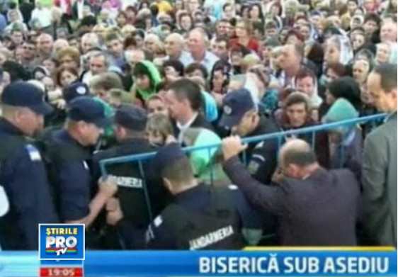 Inghesuiala la Arad. Femeile s-au calcat in picioare pentru a intra in locul interzis lor: altarul