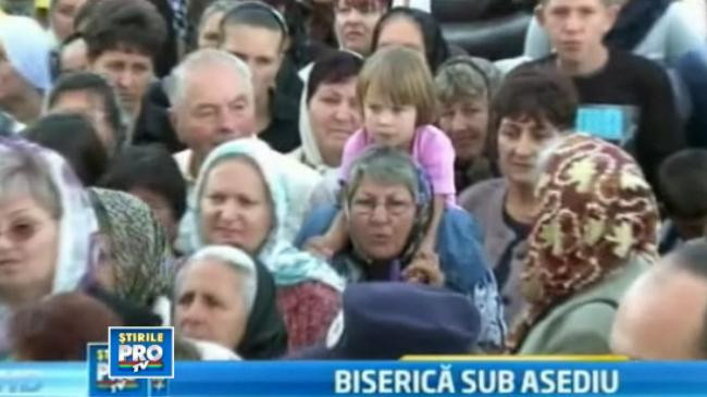 Lupte corp la corp la sfintirea unei biserici din Arad. Sute de femei au uitat sa fie evlavioase
