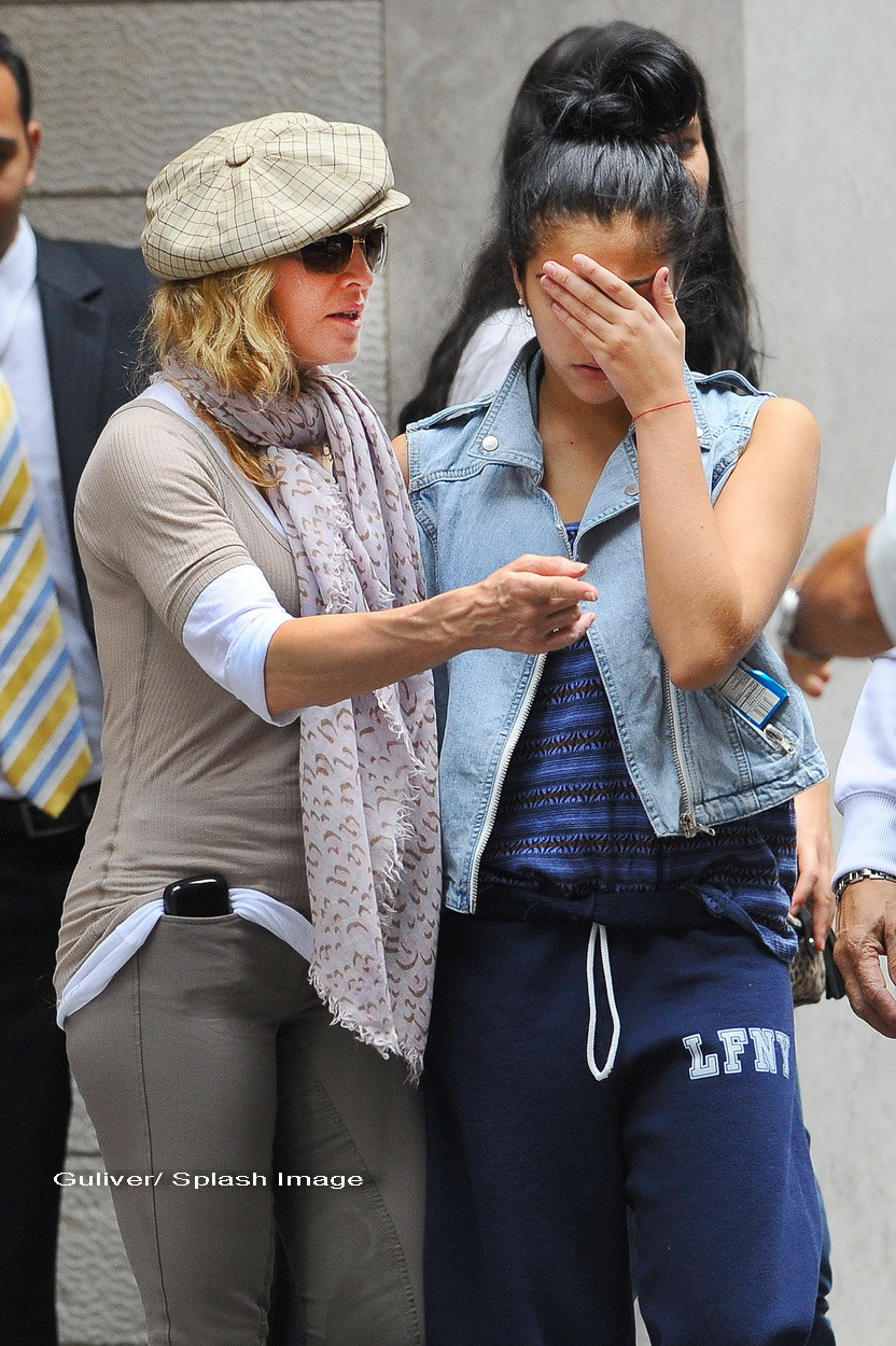 Madonna, intr-o ipostaza cum nu a mai fost vazuta vreodata. Ce s-a intamplat de fiica ei plange asa