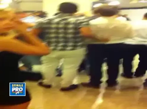 Pumni, picioare si spray-uri lacrimogene. Bataie intre doua grupuri rivale intr-un club din Bacau