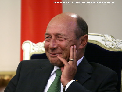 Maricica Puica, razand: "Uite-l si pe domnu' presedinte. Ma lesi!" Basescu, amuzat: "Ma lesi!
