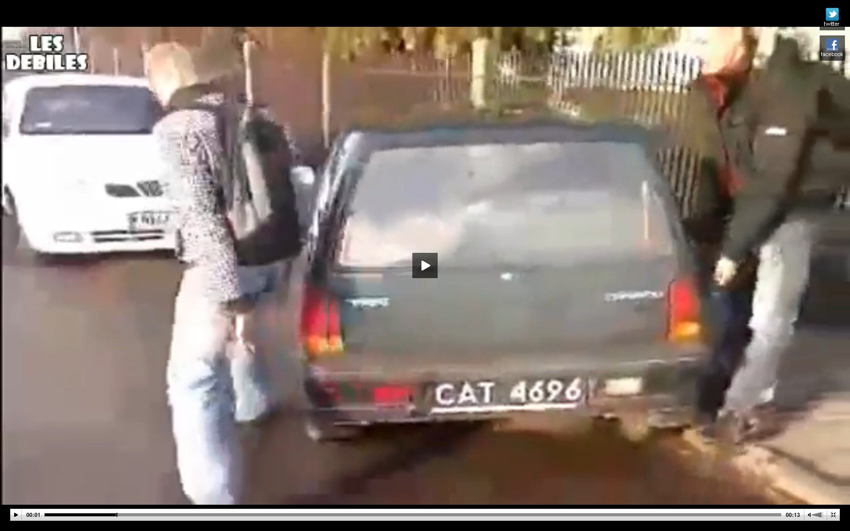 Doi barbati parcheaza o masina pentru femei. VIDEO