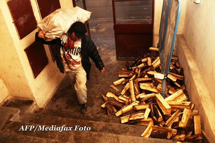 De la extaz la agonie.30 de persoane au luat material dintr-un depozit prabusit si risca dosar penal