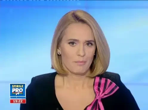 Maricica Puica, razand: "Uite-l si pe domnu' presedinte. Ma lesi!" Basescu, amuzat: "Ma lesi!