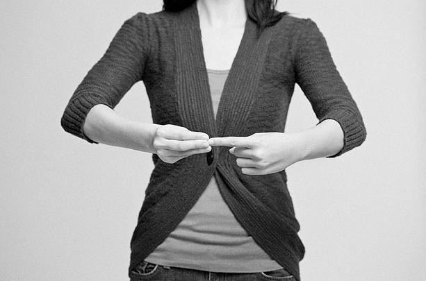 Nu sunt coarnele Diavolului. Ce inseamna de fapt cel mai cunoscut semn din lume?