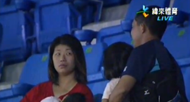 Ce a facut-o pe aceasta femeie sa-i arunce o privire de moarte sotului ei