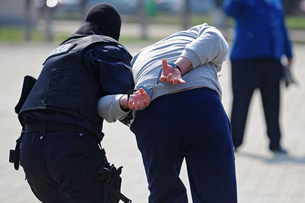 Doi suspecti de santaj au fost prinsi in flagrant de politistii din Cluj