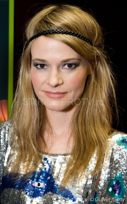 Discriminata pentru ca este lesbiana. Ce a facut echipajul unui avion cand a vazut-o sarutand o fata