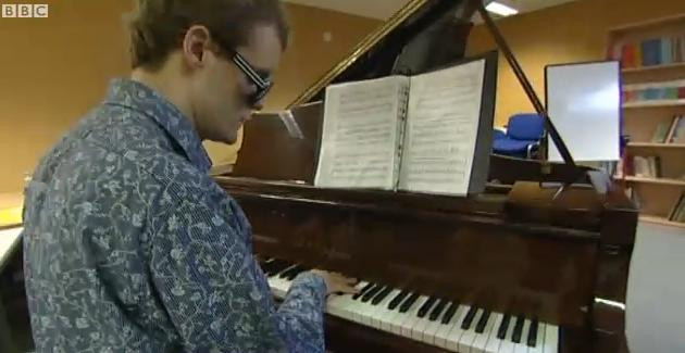 Nu stie sa arate pe degete cat inseamna 3, dar a uimit lumea muzicala. VIDEO