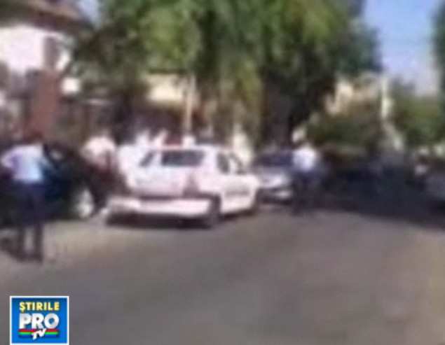 VIDEO. Bataie intre doua familii de interlopi in Capitala. Doi politisti au fost spectatori