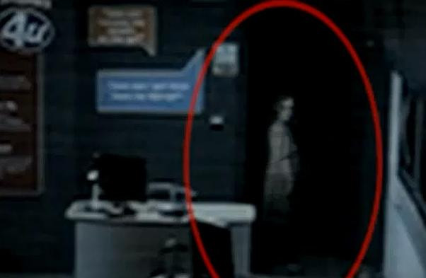 Fantoma unei fetite moarte intr-un orfelinat din epoca victoriana, vazuta intr-un magazin din Anglia