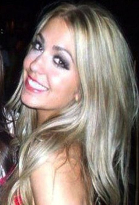 Primele imagini cu tanara care l-a adus in pragul divortului pe Ashton Kutcher