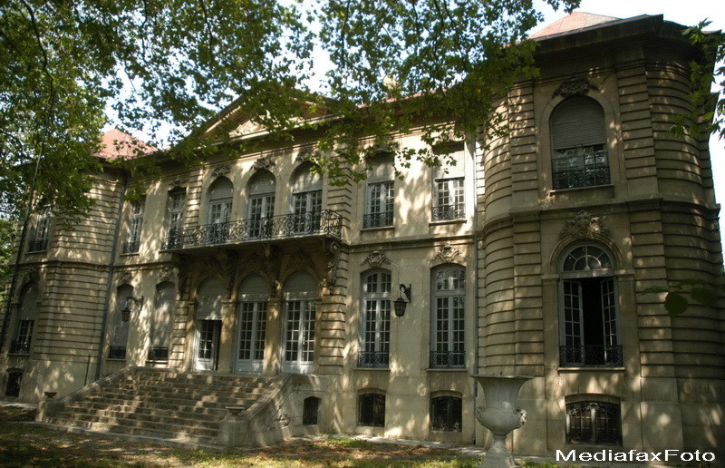 Gigi Becali sfideaza statul. In loc sa-si plateasca datoria la Fisc, isi decoreaza cu aur palatul