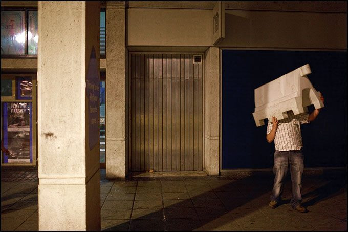 Bautura, femei si junk food. Imagini incredibile de la un "gang drink" in Regat. GALERIE FOTO