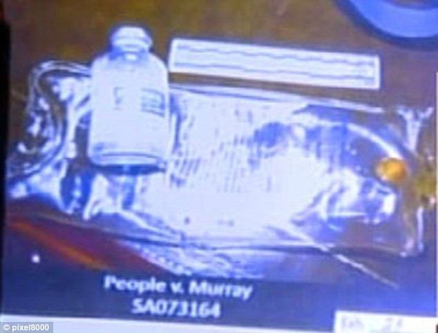 Dr. Murray: "Michael Jackson si-a administrat singur doza letala. Nu putea sa doarma fara Propofol"