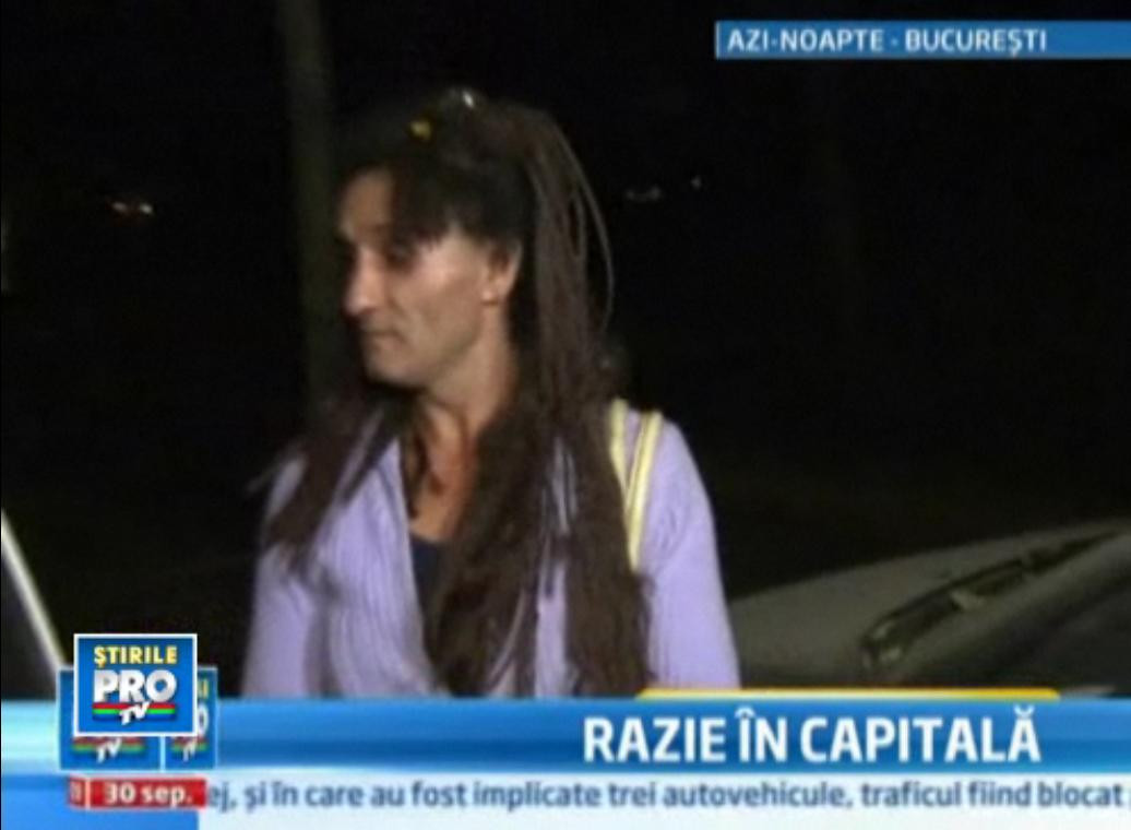 L-a scos la iveala o razie intre prostituate. Cat castiga Roxi, transsexualul "fara concurenta"