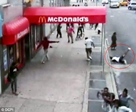 VIDEO SOCANT. Momentul in care un tanar este impuscat mortal, surprins de camerele de supraveghere