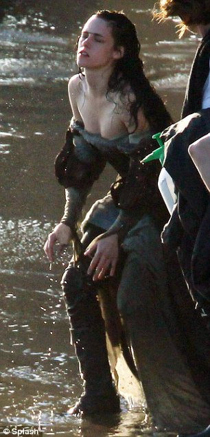 Kristen Stewart uda si sexy pe platourile de la Snow White and the Huntsman