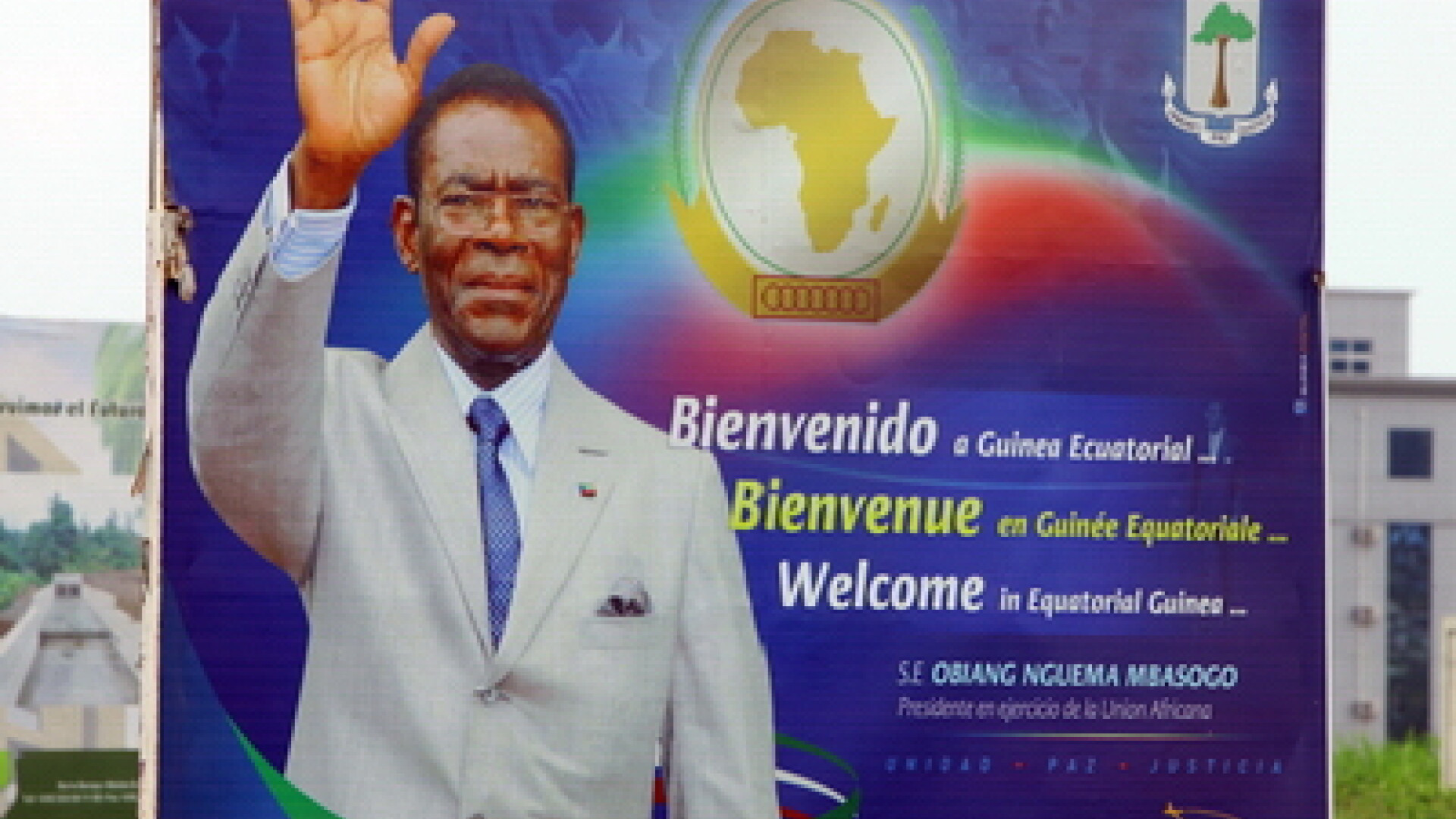 VIDEO. In timp ce tara lui moare in saracie, el are 11 masini de lux la Paris. Viata de dictator