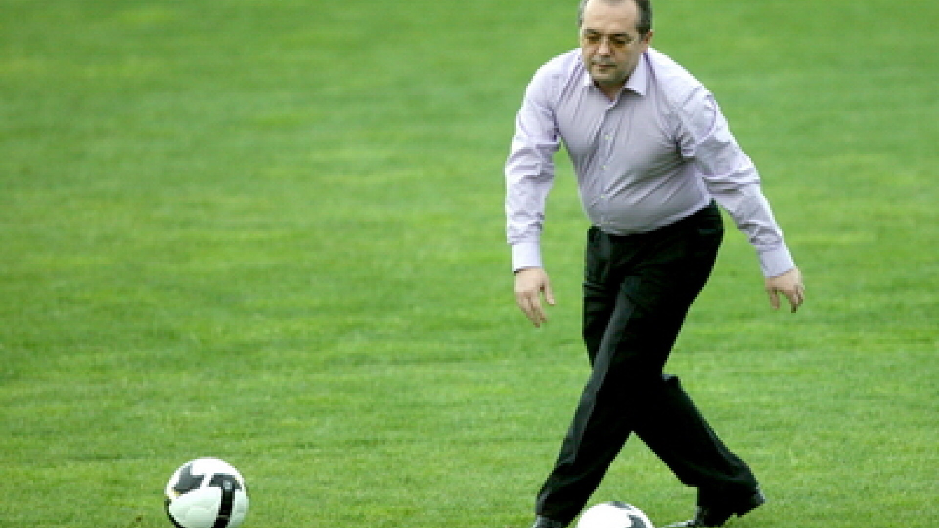 Mic de statura, dar mare fotbalist. Emil Boc a tras la poarta si a inscris in 4 incercari din 5