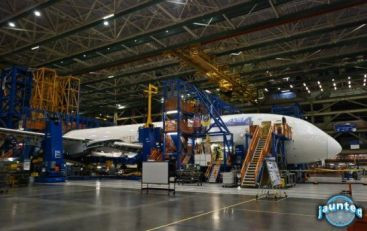 Cum se construieste un Boeing 787 Dreamliner. Imagini din fabrica in care a fost asamblat avionul