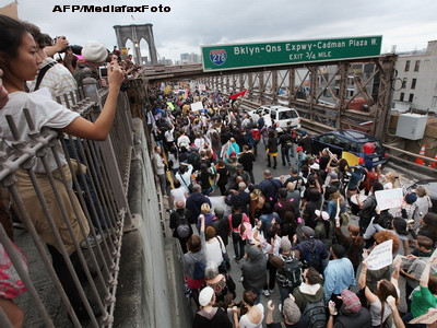 Miting la New York impotriva crizei. Peste 700 de persoane, arestate. Podul Brooklyn, inchis. VIDEO