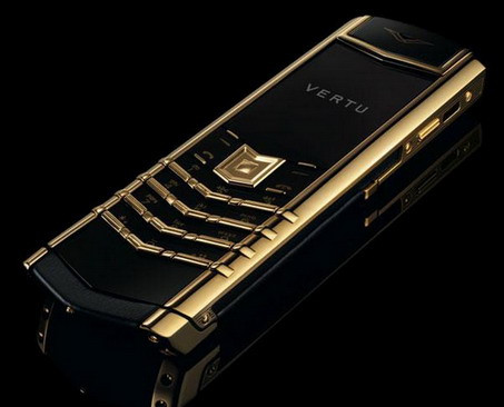 Doar luxul o tine in viata. Telefonul din aur cu diamante, Vertu, salveaza vanzarile Nokia