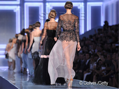 Modelul care are lumea la picioare. Fusta ei transparenta a salvat un intreg show. FOTO