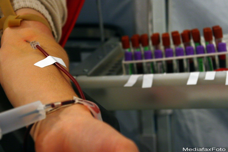 Vor ca sangele lor sa ii ajute pe altii sa supravietuiasca, dar descopera ca sunt si ei bolnavi