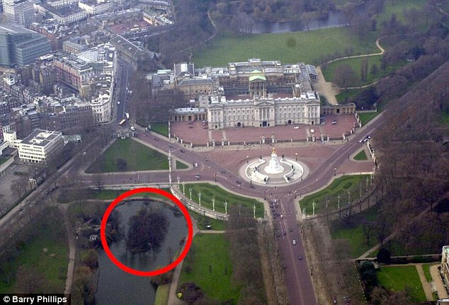Un schelet a fost gasit langa Palatul Buckingham. Cum a murit cel care era obsedat de Regina