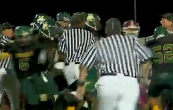 Video. Un incident din timpul unui meci transforma intr-o clipa terenul de fotbal in camp de lupta