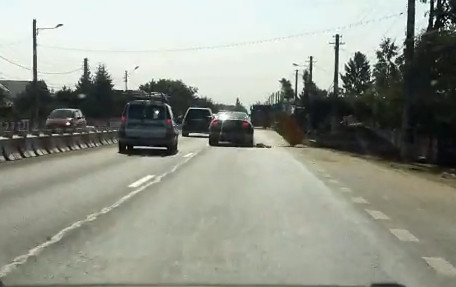 VIDEO. O soferita cu Audi spulbera un panou rutier