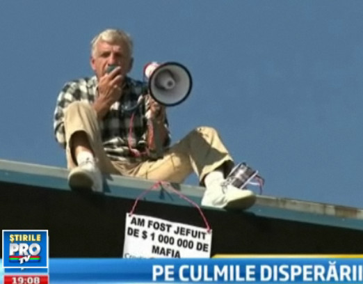 Gestul extrem al unui roman care a depus un milion de dolari la banca si nu i-a mai vazut pe toti