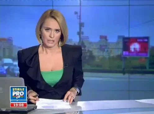 Gest extrem. Un barbat s-a urcat pe un panou publicitar sperand ca va recupera banii depusi la banca