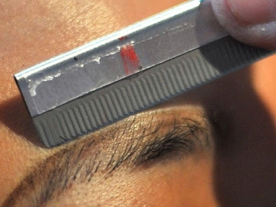 Machiajul a distrus-o. Dupa ce si-a tatuat sprancenele nu mai vrea sa iasa din casa. “Arat ca un clovn”