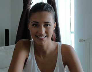 Antonia isi face fotografii in dormitor. Uite cat de bine arata bruneta